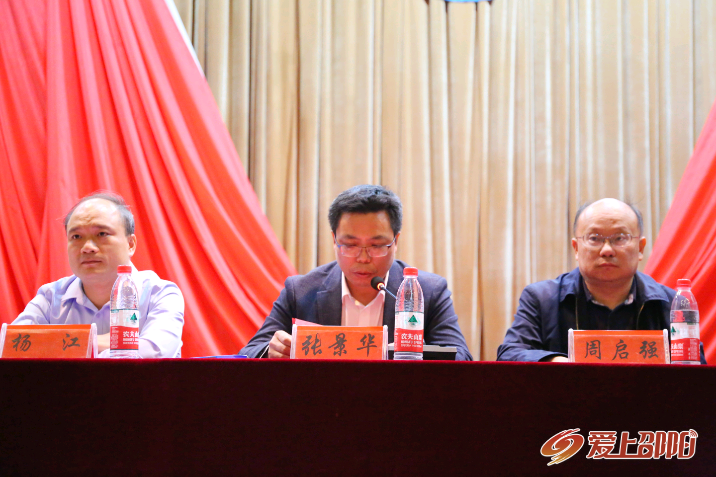 最后,该院院长张景华简要介绍了学院的师资力量,专业情况,学科建设等